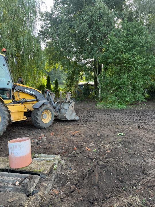 Porządkowanie zarośniętej działki