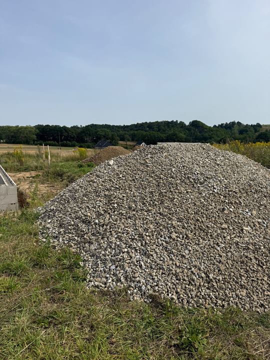 Pryzma granitowego kamienia drenażowego 16/31