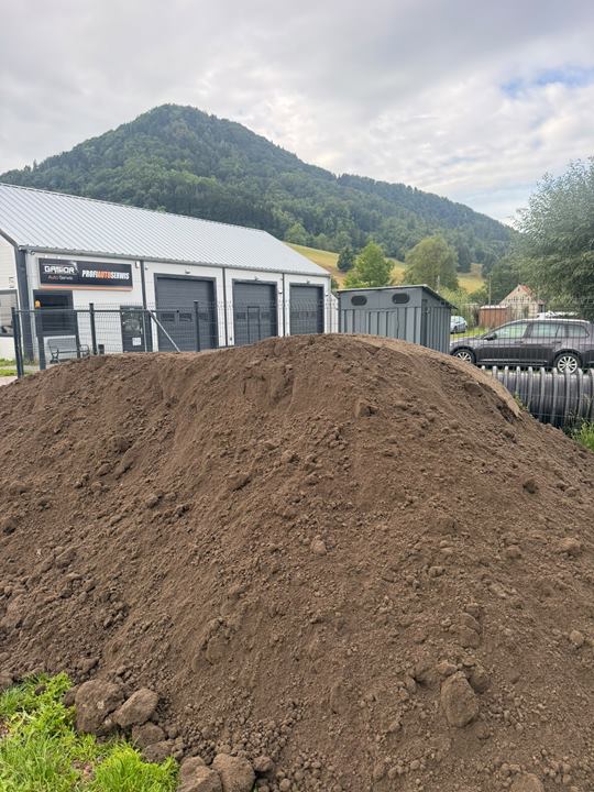 Dostawa ziemi przesianej